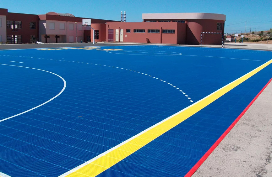 Baldosas de polipropileno instaladas en multicancha deportiva Santiago Chile — MKM antideslizante