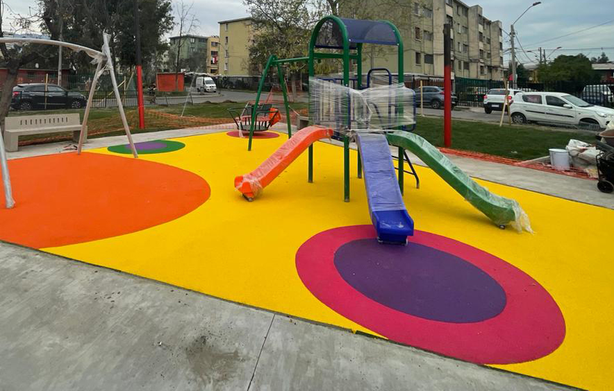 Pavimento continuo de caucho EPDM instalado en parque infantil Santiago Chile — MKM instalación profesional