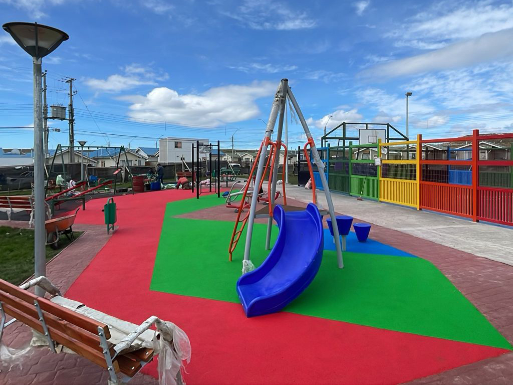 Pavimento continuo de caucho TPV instalado en plaza Santiago Chile — MKM colores vibrantes
