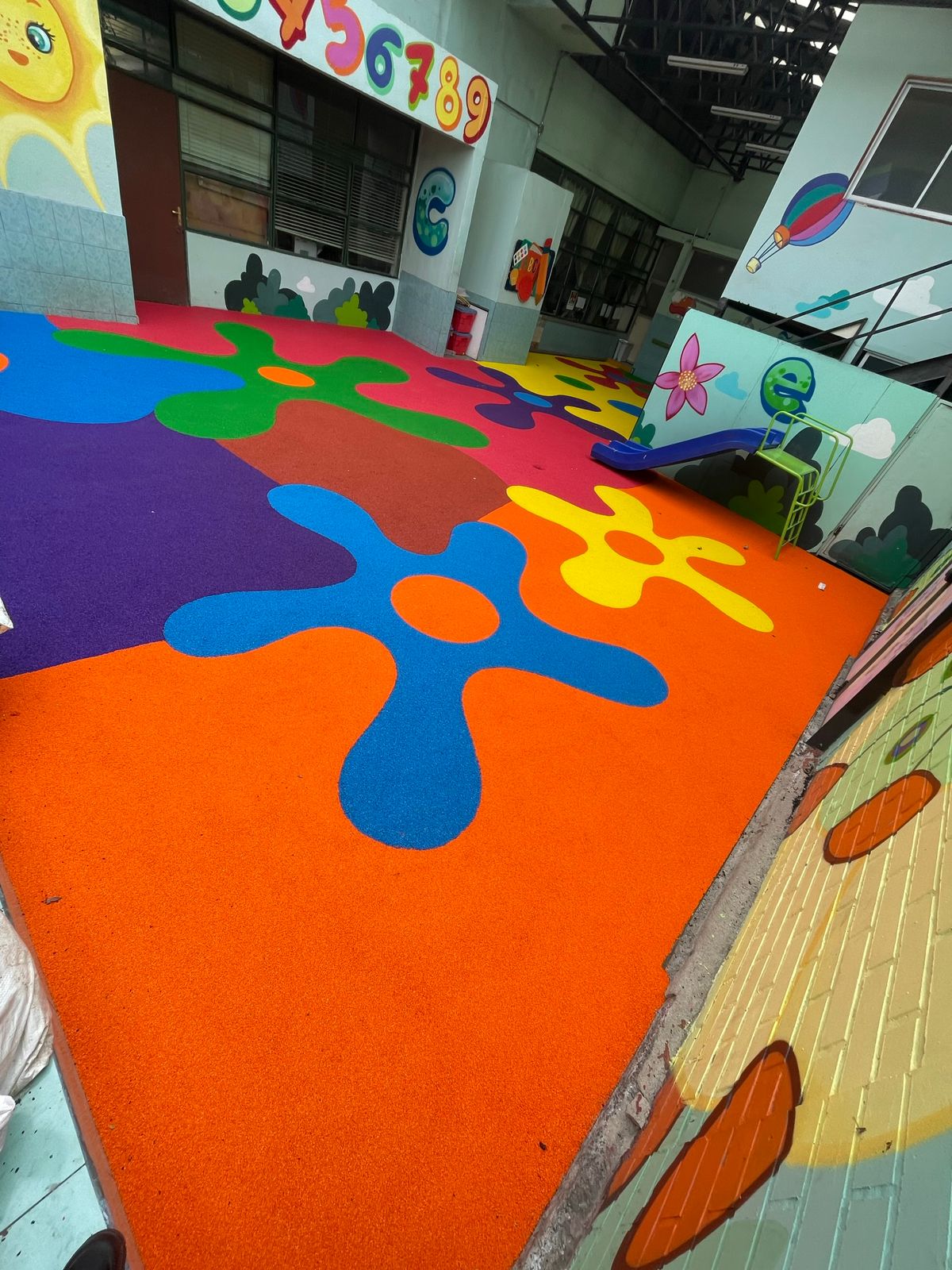 Colegio Independencia 140m2 caucho insitu MAMKAM