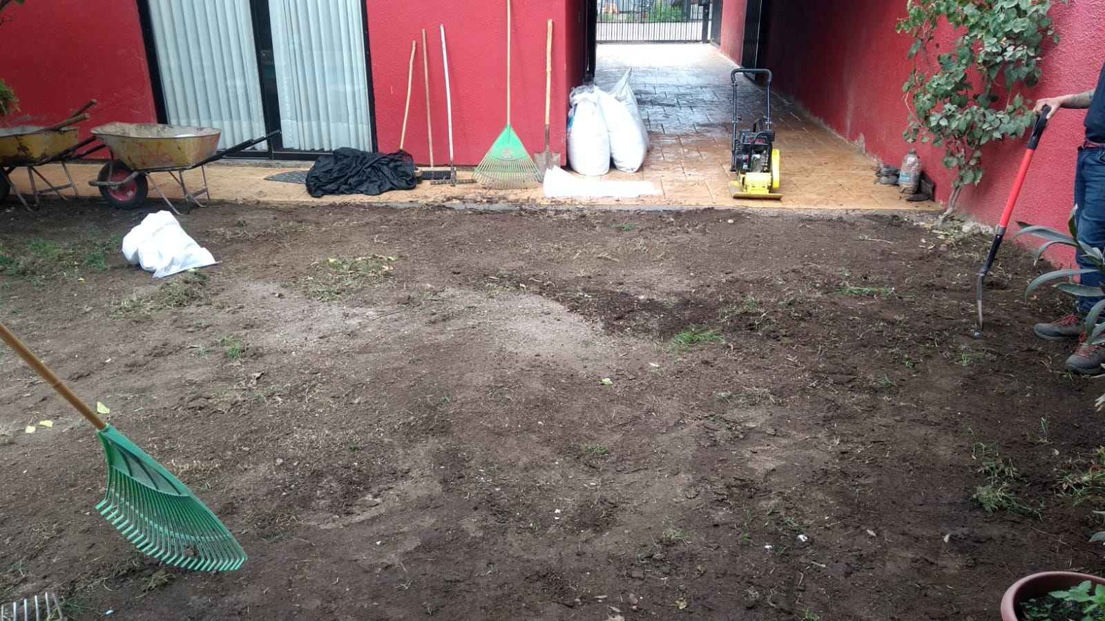 Preparación terreno instalación pasto sintético Santiago MAMKAM