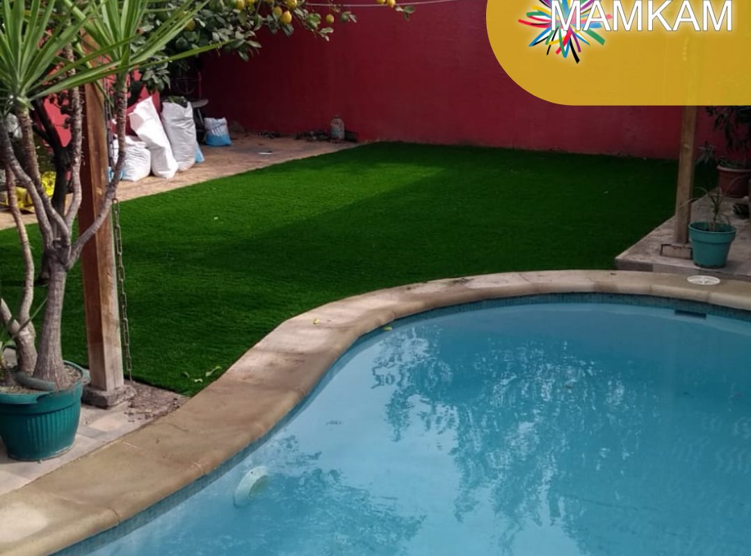 Vista general jardín pasto sintético instalado MAMKAM Santiago
